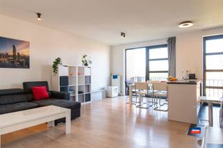 <p><span>HOBOKEN | RESIDENTIE HOGE BEUK | INSTAPKLAAR APPARTEMENT (2V) MET TWEE SLAAPKAMERS, GARAGESTAANPLAATS EN TERRAS | EPC B</span></p><p><span>Indeling als volgt: inkomhal - leefruimte met open, geïnstalleerde keuken - terras - nachthal met toilet en wasplaats - badkamer met ligbad/douche en lavabomeubel - twee slaapkamers.</span></p><p><span>Inclusief garagestaanplaats (nummer 14) in ondergrondse parkeergarage. </span></p><p><span>Nieuwe gasketel en elektrische rolluiken aan de slaapkamers. Elektrische installatie conform het AREI. </span></p><p><span>Dit appartement is gelegen op de tweede verdieping van klein gebouw zonder lift (bouwjaar 2008). </span></p>