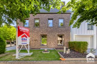 Instapklare woning te koop in hartje Lommel! Woning met 3 slaapkamers in centrum, op wandelafstand van scholen en winkels! Bijzondere troeven:  *...