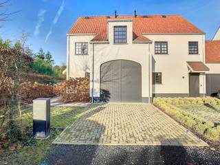 Deze halfopen woning bevindt zich in een rustige buurt nabij het centrum van Wielsbeke.De woning werd gebouwd met smaak voor interieur en...