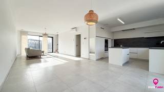 Bij ImmoFusion 7/7 “open huis”: klik op onze 3D-TOUR.<br />Ervaar vastgoed alsof je er zelf doorloopt!<br /><br />Deze strakke, moderne halfopen bebouwing gelegen in de Sint-Annastraat 43 HZ combineert stijl, comfort en functionaliteit op een doordachte manier.<br /><br />Bij het binnenkomen bevindt zich aan de rechterzijde een praktische wasruimte met alle nodige aansluitingen en voldoende plaats voor zowel een wasmachine als een droogkast. Aansluitend vinden we een gastentoilet.<br /><br />De lichtrijke woonkamer vormt het hart van de woning en bestaat uit een ruime open leefruimte met grote raampartijen aan zowel de voor- als achterzijde, wat zorgt voor een overvloed aan natuurlijk licht. De moderne keuken sluit hier naadloos op aan en is uitgerust met een centraal eiland en alle nodige toestellen, waaronder een inductiekookplaat, dampkap, spoelbak, oven en microgolf. Bovendien is er ruim voldoende opbergruimte voorzien.<br /><br />Vanuit de woonkamer heeft u directe toegang tot het aangelegd terras en de onderhoudsvriendelijke tuin, ideaal om in alle rust te genieten van het buitenleven.<br /><br />Op de bovenverdieping bevinden zich 3 volwaardige en ruime slaapkamers. De badkamer is compleet uitgerust met een comfortabel ligbad en een aparte douche. Daarnaast is er nog een afzonderlijk toilet en een grote technische ruimte aanwezig.<br /><br />Zowel de woonkamer als alle slaapkamers zijn voorzien van airconditioning, wat bijdraagt aan een optimaal wooncomfort, het hele jaar door.<br /><br />Pluspunten: <br />- Nieuwbouwwoning<br />- 3 volwaardige slaapkamers<br />- Airco aanwezig<br />- Rustige ligging<br />- Onderhoudsvriendelijke tuin<br /><br />Voor een bezichtiging ter plaatse of meer info, bel ons op 078/78.78.70, of kom gewoon binnen op ons kantoor, steeds welkom!