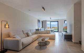 Deze quasi-nieuwbouwwoning met 3 slaapkamers en tuin, gebouwd in 2024, is gelegen op een goed bereikbare locatie en combineert hedendaags...