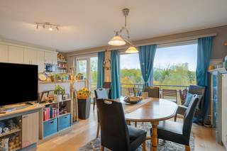 <strong>Ruim en lichtrijk appartement met twee terrassen en uitzicht op het Vijverpark aan de rand van Anderlecht</strong> 🌿<br />Ontdek dit <strong>aangename, goed gelegen appartement</strong>  op de derde verdieping op het <strong>Jean Hayetsquare</strong>. Het gebouw dateert van <strong>2007</strong><br />De ligging is ideaal: op een <strong>boogscheut van de ring en de E40</strong>, en vlak bij het <strong>ziekenhuis van Erasmus</strong> – een perfecte uitvalsbasis voor wie in <strong>Brussel of de randgemeenten</strong> werkt.<br />Vanuit de leefruimte geniet je bovendien van een <strong>rustgevend uitzicht op het Vijverpark</strong>, wat zorgt voor extra licht, ruimtegevoel en groen. 🌳<br />Het appartement omvat een <strong>inkomhal met vestiaire mogelijkheid</strong>, een <strong>ruime, lichtrijke leefruimte</strong> met <strong>toegang tot het eerste terras</strong>, een <strong>open ingerichte keuken</strong>, <strong>twee praktische bergingen</strong>, <strong>twee slaapkamers</strong>, een <strong>badkamer met ligbad en douche</strong>, en een <strong>apart toilet</strong>.<br />Aan de slaapkamer bevindt zich een <strong>tweede terras</strong>, ideaal om rustig te ontspannen.<br /><strong>OPTIE !! </strong>Onder het gebouw bevindt zich een <strong>privatieve autostaanplaats die je apart kunt aankopen voor 15.000 euro</strong>. 🚗<br /><strong>Technische info &amp; troeven:</strong>
<ul>
	<li><span>Bouwjaar 2007 – gebouw met <strong>lift</strong></span></li>
	<li><span><strong>Elektriciteit conform</strong></span></li>
	<li><span><strong>Dubbele beglazing PVC</strong></span></li>
	<li><span><strong>Zonnepanelen voor de gemeenschappelijke delen</strong></span></li>
	<li><span><strong>Maandelijkse lasten: ±115 €</strong></span></li>
	<li><span><strong>oppervlakte appartement: 95m2</strong></span></li>
	<li><span><strong>EPC: D</strong></span></li>
	<li><span>Rustige ligging vlak bij het <strong>Vijverpark</strong></span></li>
	<li><span><strong>Dicht bij alle voorzieningen</strong> (winkels, openbaar vervoer, sportcentrum, autosnelwegen, …)</span></li>
</ul>
💡 Dankzij de <strong>centrale ligging</strong>, de <strong>twee terrassen</strong>, en het <strong>zicht op groen</strong> is dit appartement niet alleen een comfortabele woonplek, maar ook een <strong>uitstekende investeringsopportuniteit</strong>.<br />📞 <strong>Interesse?</strong><br />Contacteer <strong>Immo-M</strong> voor meer informatie of een bezoek:<br /><strong>0468 22 53 22</strong> – ✉️ <strong>info@immo-m.be</strong>