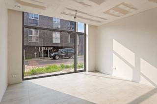 Appartement de nouvelle construction (surface brute : 56,7m²) situé au rez-de-chaussée d'un immeuble récent. Vous entrez par le hall d'entrée commun. La disposition de l'appartement est le suivant : hall d'entrée, living très lumineux avec cuisine ouverte entièrement équipée, 1 chambre (10m²), salle de douche avec lavabo simple douche et toilettes et un débarras (7m²) avec raccordement pour machine à laver. En outre, l'appartement dispose d'une pompe à chaleur et d'un agréable jardin avec terrasse. Obligation d'acheter une place de parking souterrain (19.500 EUR hors frais) ou un garage box (29.500 EUR hors frais). L'appartement est vendu sous le régime de la TVA. Première occupation! PEB: A.