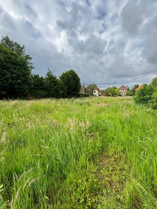 Terrain à construire pour une maison quatre façades dans une rue calme près du centre de Zellik.Il s'agit d'un terrain de 8a 64ca avec une largeur...