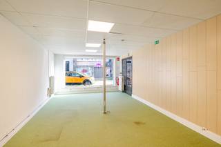 strong>LiggingOp een uiterst centrale en commerciële ligging in Zelzate bevindt zich deze interessante eigendom bestaande uit een handelsruimte op...