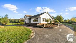 EERSTE BEZOEKDAG ZATERDAG 17/10 VANAF 11U (enkel op afspraak!!) <br />ZICHEM - Split-level woning met veel potentieel, garage en tuin<br /><br />Op slechts 1,3 km van het treinstation van Zichem, met vlotte treinverbindingen richting Hasselt en Leuven, bevindt zich deze split-level woning aan het einde van een doodlopende straat, omgeven door groen en natuur.<br /><br />De woning beschikt over een ruime inkomhal, een grote leefruimte en een afzonderlijke, ruime keuken met eetplaats. Aansluitend bevindt zich een veranda die uitkijkt op de tuin en de omliggende natuur. Verder zijn er een badkamer en drie slaapkamers. Ook de zolderverdieping biedt mogelijkheden om extra kamers of andere ruimtes in te richten.<br /><br />Een bijkomende troef is de volledige onderkeldering van de woning, met heel wat bergruimte en een garage.<br /><br />Hoewel de woning een grondige renovatie kan gebruiken, zijn de mogelijkheden meteen duidelijk. Dankzij de grote raampartijen geniet je van veel natuurlijke lichtinval en heb je vanuit verschillende ruimtes een mooi zicht op het omliggende groen.<br /><br />Ook buiten is het aangenaam vertoeven. De tuin biedt volop rust en privacy, waardoor je hier optimaal kunt genieten van de natuurlijke omgeving.<br /><br />De woning is gelegen in natuurgebied en werd in 1966 met vergunning gebouwd. Voor deze eigendom werd binnen de gemeente Scherpenheuvel-Zichem een ruimtelijk uitvoeringsplan (RUP) opgemaakt, waarbij de woning valt onder artikel 4: ‘Woningen in ruimtelijk kwetsbaar gebied – type B’.<br /><br />Dit biedt een duidelijk kader voor de stedenbouwkundige mogelijkheden en de eventuele vergunningsplichtige werken. <br /><br />Wil je graag meer weten over de toepasselijke bouwvoorschriften en de mogelijkheden voor deze eigendom? Neem gerust contact met ons op voor bijkomende informatie of een bezoek: 053/60.65.66.