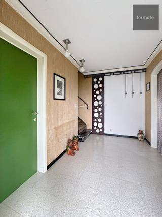 Wie op zoek is naar een stevige stevige woning met een mooie tuin, om naar eigen smaak verder te moderniseren is hier aan het juiste adres.<br />Met een bewoonbare oppervlakte van 213m² en zijn prima onderhouden staat biedt deze eigendom zeer veel mogelijkheden.<br />Het huis omvat :<br />* ruime inkomhal met vestiaire en gastentoilet<br />* lichtrijke leefruimte met open haard<br />* ruime aparte keuken<br />* droge kelder<br />* garage met geautomatiseerde poort en washoek<br />* badkamer met ligbad en toilet<br />* drie ruime slaapkamers<br />* bergkamer die kan omgevormd worden tot dressing/bureau/slaapkamer<br />* geïsoleerde zolder<br />Voor- en achteraan is de woning volledig omgeven door een prachtig aangelegde, zongerichte tuin met vijvertje, terras en moestuin met serre.<br />Maak nu uw afsprak om de vele mogelijkheden te ontdekken : angelo@immo-termote.be - 0497/429.446.