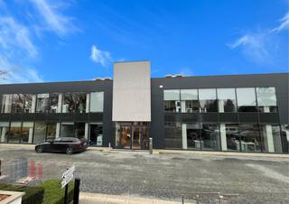 This 34 m² office space is located in a modern business centre with a highly strategic location along the N9, just 50 metres from the R4 and near the E40 and E17 interchange. There is a bus stop 85 metres away (lines 28,94,96 and 140).<br /><br />Located on the first floor, this office is stylishly furnished with designer office furniture, an ergonomic desk chair, a chest of drawers, a conference table with four chairs and filing cabinets. This professional working environment offers a comprehensive range of services, high-quality meeting rooms and an elegant event venue. Thanks to the all-in service, you enjoy maximum flexibility and a worry-free working experience. Moreover, the enterprise centre has ample parking (with charging facilities) and is fully secure.<br /><br />For more information, technical details or a site visit, please contact PANORAMA B2B on 09 225 09 02.