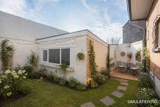 <p>Deze te renoveren woning is gelegen aan de stadsrand van Geraardsbergen en biedt tal van mogelijkheden voor wie op zoek is naar ruimte en potentieel. Dankzij de vlotte bereikbaarheid en rustige omgeving vormt dit pand een interessante opportuniteit.</p>
<p>De inkomhal geeft toegang tot de woonkamer, eetkamer en keuken. Aansluitend bevinden zich de veranda en het terras.<br />Verder is er op het gelijkvloers een badkamer voorzien van een bad, lavabo en toilet.<br />Daarnaast is er een droge kelder en een garage, wat extra opbergruimte en comfort biedt</p>
<p>De eerste verdieping beschikt over 3 slaapkamers.</p>
<p>Hoewel de woning aan renovatie toe is, biedt ze een sterke basis. Met de juiste aanpak en investering kan dit pand worden omgevormd tot een aangename en charmante gezinswoning op een gegeerde locatie.</p>
<p>Interesse? Contacteer Katrien: 0473/42.76.99. – katrien@cornelis-goeman.be</p>
<p><strong>Vraagprijs: € 239.000</strong></p>