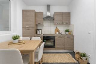 TE KOOP IN GENT!Deze in 2022 gerenoveerde woning bevindt zich in het centrum van Gent vlakbij openbaar vervoer, verschillende scholen en vlakbij alle...