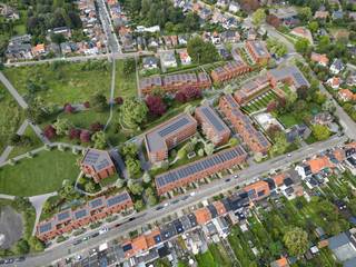 Nieuwbouwwoning in het autovrije nieuwbouwproject De Stip, centraal gelegen in Gentbrugge.Op het gelijkvloers: inkomhal met apart toilet, open...