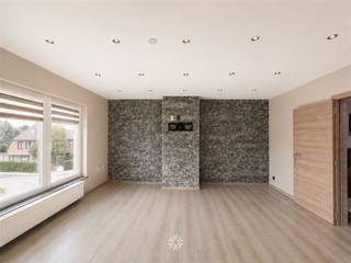 <p><span>WONDELGEM - Kalkoenlaan: Ben je op zoek naar een comfortabel appartement op een rustige locatie met vlotte verbinding naar Gent? Lees dan snel verder.</span></p><p><span>De belangrijkste troeven:</span></p><ul><li><span>Aangename leefruimte met veel natuurlijk licht</span></li><li><span>Rustige ligging in Wondelgem</span></li><li><span>Goede bereikbaarheid naar Gent en belangrijke invalswegen</span></li><li><span>Energiezuinig appartement</span></li></ul><p><span>Indeling:</span><span><br />Inkomhal, leefruimte met open keuken, 2 slaapkamers, badkamer uitgerust met douche, lavabomeubel en toilet. De open indeling zorgt voor een aangenaam ruimtegevoel en maakt de leefruimte het centrale hart van het appartement.</span></p><p><span>Belangrijke informatie:</span><span><br />Huurprijs: 950 EURO/ maand + 45 EURO/maand provisie gemeenschappelijke lasten<br />Beschikbaar: vanaf heden<br />EPC: B - 141 kWh/(m² jaar)</span></p><p><span>Interesse in dit gezellige appartement? Vraag dan snel jouw bezoek aan via onze website www.axellenaerts.be!</span></p>