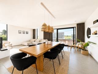 Bezoekmoment maandag 24/08 tussen 17:00u en 18:00u, <strong>mits het maken van een afspraak! </strong><br /><br />Op zoek naar een unieke en instapklare woning op een prachtige locatie? Deze moderne woning, gelegen aan Berg 31A in Deinze (Meigem), combineert comfort, duurzaamheid en een schitterend uitzicht! Met een bewoonbare oppervlakte van 190m² en een slimme indeling over 2 verdiepingen, biedt dit huis alles wat je nodig hebt voor een luxueus en energiezuinig leven.<br /><br /><strong>Indeling:</strong>
<ul>
<li>Gelijkvloers:
<ul>
<li>3 ruime slaapkamers;</li>
<li>Toilet;</li>
<li>Moderne badkamer met bad, douche en wastafel;</li>
<li>Garage, ideaal voor het veilig opbergen van je wagen of extra opbergruimte.<br /> </li>
</ul>
</li>
<li>1e verdieping
<ul>
<li>Ruime leefruimte en volledig uitgeruste keuken, waar je dankzij de verhoogde ligging volop kan genieten van de prachtige vergezichten;</li>
<li>Praktische berging voor extra opslag;</li>
<li>Toilet.</li>
</ul>
</li>
</ul>
<strong>Duurzaamheid en comfort:</strong>
<ul>
<li>Zonnepanelen en een lucht/water-warmtepomp zorgen voor een energiezuinige woning;</li>
<li>Regenwaterrecuperatie via een regenwaterput van 10.000 liter, ideaal voor het spoelen van de toiletten, de wasmachine en de buitenkraan;</li>
<li>Voorzien van een waterverzachter;</li>
<li>Instapklaar: de woning is volledig geschilderd en voorzien van inbouwverlichting en raamdecoratie.</li>
</ul>
<strong>Pluspunten:</strong>
<ul>
<li>Energie-efficiënt: dankzij de zonnepanelen en warmtepomp geniet je van een lage energiefactuur;</li>
<li>Instapklaar: geen bijkomende kosten voor schilderwerken of verlichting, alles is reeds voorzien;</li>
<li>Tuin: een mooie tuin om van de rust en de natuur te genieten.</li>
</ul>
<strong>Ligging:</strong>
<ul>
<li>Natuur: gelegen in het rustige en groene Meigem, ideaal voor wie houdt van wandelingen in de natuur of fietstochten door het Vlaamse platteland;</li>
<li>Mobiliteit: vlotte verbindingen naar Deinze en omliggende steden zoals Gent. De woning ligt nabij belangrijke verbindingswegen, terwijl je toch geniet van de rust van het platteland;</li>
<li>Horeca en winkels: verschillende gezellige restaurants, cafés en winkels bevinden zich in de buurt, zowel in Deinze als in de omliggende dorpen.</li>
</ul>
<br />Deze woning biedt een perfecte balans tussen rust, comfort en moderne duurzaamheid. Maak snel een afspraak om deze unieke huurwoning te bezichtigen!<br /><br />Huurprijs: 1 420,00 euro<br />Beschikbaar: 01/11/2026 <br /><br />Heeft u graag meer informatie of een bezoek gepland? Aarzel dan niet om ons te contacteren op 09 395 05 40 of verhuur@concept-home.be