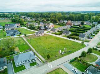 Tussen Brakel en Ninove vind je het gemoedelijke Ophasselt (deelgemeente van Geraardsbergen). Deze bouwgrond voor villabouw ligt net buiten de dorpskern van Ophasselt, in een rustige woonbuurt. Hier geniet je volop van de groene omgeving, thuis vanop je terras of in een van de natuurdomeinen in de buurt. Zo zijn het natuurreservaat Moenebroek en het Hasseltbos vlot bereikbaar met de fiets.<br /><br />Deze bouwgrond in landelijke omgeving op lot 1 heeft een oppervlakte van 509 m² en is beschikbaar voor <strong>aankoop zonder bouwverplichting</strong>.<br /><br />Samen met architect Mathieu Verhoeven hebben we reeds een ontwerp op maat van deze bouwgronden in moderne bouwstijl uitgetekend. Spreekt het je aan om vanaf een bestaand plan te starten en zo vlot richting je eigen droomwoning te werken? Dan kan dat samen met ons. De architect vertaalt jouw specifieke noden en wensen naar een harmonieus ontwerp met een strakke en tijdloze vormgeving. Wil je het volledig zelf in handen nemen? Dat is ook mogelijk.<br /><br />Voor meer info over deze bouwgrond kan je terecht op het nummer 051/40.10.12 | info@dumobil.be | <strong>www.dumobil.be/nl/villabouw/bouwgronden/bouwgrond-ophasselt</strong>