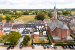 Deze solide en goed onderhouden investeringseigendom is ideaal gelegen in het hart van Herdersem, met winkels, openbaar vervoer en de stad Aalst binnen handbereik. Het gebouw werd grondig vernieuwd in 2000 en biedt een waaier aan mogelijkheden, zowel voor wie op zoek is naar een rendabele opbrengsteigendom als voor wie wonen en werken graag wil combineren. Op het gelijkvloers bevindt zich een ruime commerciële ruimte, voorheen ingericht als dokterspraktijk en momenteel vrij van huurcontract, met verschillende kantoor- of polyvalente ruimtes, een kitchenette, berging en twee toiletten. Op de eerste verdieping zijn er twee lichtrijke duplexappartementen met een royale bewoonbare oppervlakte van 116 m², elk voorzien van een inkomhal met gastentoilet, een ruime leefruimte met open keuken, drie slaapkamers, een badkamer, berging en een zonnig terras. Beide appartementen zijn verhuurd aan respectievelijk €800 en €732 per maand. Aan de achterzijde van het gebouw is er bovendien een gemeenschappelijke tuin, een carport met plaats voor drie wagens en een praktische buitenberging voor fietsen, allemaal toegankelijk via een automatische poort langs de straatzijde. Dankzij de gunstige EPC-scores (C voor het gelijkvloers, C voor appartement bus 2 en B voor appartement bus 3) combineert dit pand comfort en energiezuinigheid met een uitstekende ligging en een sterke investeringswaarde. CV AARDGAS. CONFORMITEITSATTESTEN STAD AALST VOOR DE APP. AANWEZIG. 