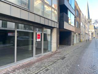 ca 50 m² handelsruimte met apart bureel / kitchenette / sanitair. Wandelafstand Markt (Holstraat 14)