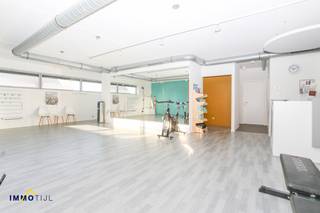 Deze prachtige commerciële ruimte bevindt zich strategisch gelegen kort bij de N41.Via de private inkom kan je zowel met trap als lift het 1e verdiep...