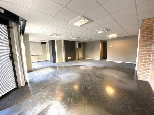 Handelsruimte (+-160m²) met 6 autostaanplaatsen centrum Geel. - foto 5