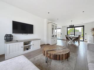 <p>Instapklare, volledig gerenoveerde woning op een rustige ligging, bestaande uit een ruime inkomhal met apart toilet, gezellige leefruimte met eet-en zithoek, volledig uitgeruste open keuken met 2 grote schuiframen, praktische was/bergplaats/garage, ruime kelder en een private tuin met groot aangelegd terras en tuinberging.</p>
<p>Op de 1<sup>ste</sup> verdieping zijn er 3 volwaardige slaapkamers, nachthal met afzonderlijk toilet, ruime badkamer (inloopdouche, lavabo en ligbad) en een vaste trap naar de 2<sup>de</sup> verdieping waar er de mogelijkheid is om nog meerdere slaapkamers te maken</p>
<p>Extra troeven:</p>
<ul>
<li>Energiezuinig (A-label)</li>
<li>Voorzien van 7 zonnepanelen</li>
<li>Waterverzachter</li>
<li>Droge kelder</li>
<li>Parkeergelegenheid voor de woning</li>
<li>In de nabijheid van scholen, winkels, het centrum en openbaar vervoer.</li>
<li>Instapklaar</li>
<li>Ruime woning</li>
<li>Laadpaal in de garage</li>
<li>5 min. wandelafstand tot aan de leie</li>
</ul>
Uiterlijk 9/3/2027 beschikbaar (in overleg)<br />
<p>Deze woning is te koop ZONDER makelaar via het concept van Smart Houses! Verdere inlichtingen of bezoek? Contacteer rechtstreeks de eigenaar via 0470/86.36.97.</p>