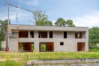 <p>Te koop: ruime casco open bebouwing in Keerbergen, vlakbij het centrum en alle voorzieningen.</p>

<p> </p>

<p>Deze casco nieuwbouwwoning biedt een unieke kans voor wie een huis wil kopen dat nog volledig naar eigen smaak afgewerkt kan worden. De woning wordt casco opgeleverd, waardoor je zelf de indeling en afwerking verder kan personaliseren. Met een ruim perceel van 34,6 are geniet je hier van veel buitenruimte en privacy. De ligging nabij het centrum van Keerbergen, scholen, en invalswegen zorgt bovendien voor een vlotte en praktische woonomgeving. Dankzij de royale volumes en de aanwezigheid van 5 slaapkamers en 3 badkamers is dit huis ideaal voor grote gezinnen of wie wonen en werken wil combineren.</p>

<p> </p>

<p><strong>Belangrijkste ruimtes</strong><br />• Inkomhal met toegang tot de verschillende ruimtes<br />• Ruime woonkamer met veel mogelijkheden voor een lichtrijke inrichting<br />• Keukenruimte klaar om volledig naar eigen smaak ingericht te worden<br />• Praktisch bureel, ideaal voor thuiswerk of hobbyruimte<br />• Berging met extra opbergruimte<br />• Dubbele garage geïntegreerd in de woning<br />• 3 ruime slaapkamers met tal van indelingsmogelijkheden<br />• 1 ruime suite met dressing en badkamer op de gelijkvloerse verdieping<br />• 1 ruime suite met dressing en badkamer op de eerste verdieping<br />• 1 aparte badkamer</p>

<p> </p>

<p>Troeven<br />• Ruim perceel van 34,6 are met veel privacy en buitenruimte<br />• Casco oplevering: volledige vrijheid in afwerking en inrichting<br />• Centrale ligging vlakbij centrum van Keerbergen, scholen en invalswegen</p>

<p> </p>

<p>Neem vandaag nog contact op met je ERA-makelaar voor een bezoek.</p>

<p> </p>

<p>JOUW DROOMHUIS. ZO GEVONDEN!</p>