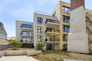 <p><span>COMFORTABLE 2SLK APP WITH TERRACE IN A NEW RESIDENTIAL NEIGHBORHOOD</span></p><p><span> </span></p><p><span>Residence John Martin is located in the Tulpstraat/Klamperstraat in 2060 Antwerp. The name of the residence is a reference to the former brewery. A major asset is the proximity to Park Spoor Noord. A true oasis to relax, play sports, games or enjoy the cozy summer bar. Furthermore, we are within walking and biking distance of Het Eilandje, the bustling city center and public transportation. We are also within easy reach of several colleges and universities. </span></p><p><span> </span></p><p><span>Arriving at this well-groomed residence, we take the elevator to the third floor to discover this newly built apartment. The entrance hall leads to the living space consisting of a lounge, dining area and fully equipped kitchen with kitchen island. Through the sliding window in the living space, we access the cozy terrace. Back in the apartment, you enter the entrance hall. Here we discover a storage room that also serves as a laundry room, a separate guest toilet, two bedrooms and a bathroom equipped with a spacious shower and a sink with double sink. </span></p><p><span> </span></p><p><span>Advantages at a glance: </span></p><ul><li><span>Central location</span></li><li><span>Covered terrace as an extension of the living space</span></li><li><span>Energy efficient living thanks to the latest technologies</span></li><li><span>Parking space in the underground garage at 120.00 euro/month + possibility to rent a storage room at 30.00 euro/month</span></li></ul><p><span> </span></p><p><span>Do you want more information or are you curious to visit this beautiful apartment? Do not hesitate and quickly request a visit via <span>info@pillar.estate</span></span><span> or 033 695 695 </span>. </p><p><span> </span></p><p><span>See you soon! </span></p><p><span> </span></p>