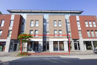 <p><span>Bent u op zoek naar een representatieve kantoorruimte op een toplocatie in Hasselt? Deze moderne kantoorruimte combineert een uitstekende bereikbaarheid met een doordachte indeling en een aangename werkomgeving.</span></p><p><span>Dankzij de ligging langs één van de belangrijkste invalswegen van Hasselt geniet uw onderneming van maximale zichtbaarheid. Bovendien bevindt het stadscentrum zich op wandelafstand, waardoor zowel medewerkers als bezoekers vlot toegang hebben tot alle voorzieningen.</span></p><p><span>De kantoorruimte bestaat uit een ruime open werkplek met verschillende functionele zones, waardoor diverse werkopstellingen mogelijk zijn. Achter een stijlvolle glazen wand bevindt zich een aparte vergaderzaal die privacy biedt zonder het open karakter van het kantoor te verliezen.</span></p><p><span>De raampartijen zorgen voor veel natuurlijk licht en creëren een aangename, inspirerende werkomgeving. De open indeling zorgt voor een aangename connectie. </span></p><p><span>Voor klanten is een afzonderlijk toilet voorzien. Medewerkers beschikken over een ruime aparte personeelsruimte met kitchenette en een eigen toilet.</span></p><p><span>Tot slot beschikt het pand over twee autostaanplaatsen (P12 en P13) in de ondergrondse parkeergarage, inbegrepen in de huurprijs. <br /><br /></span></p><p><span>Een ideale kantoorruimte voor ondernemingen die op zoek zijn naar een moderne, lichtrijke en uitstekend gelegen uitvalsbasis in Hasselt.</span></p><p><span> </span></p><p><span>Huurprijs: 1950,- EUR per maand incl. gemeenschappelijke kosten</span></p><p><span>Onroerende voorheffing: 3646,75 EUR per jaar (aanslagjaar 2025)</span></p><p><span> </span></p><p><span>Beschikbaar per 1 oktober 2026.</span></p>