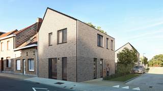 Deze halfopen woning maakt deel uit van een prachtig nieuwbouwproject in het centrum van Marke! Hoewel het rustig is gelegen, bevindt het zich toch dichtbij alle voorzieningen (scholen, winkels, etc.).<br />Op het gelijkvloers vind je een inkomhal met gastentoilet, een leefruimte met een open ingerichte keuken, een berging en toegang tot de gezellige stadstuin met terras.<br />De eerste verdieping beschikt over 3 slaapkamers, een ingerichte badkamer met bad & douche en een apart toilet. Via het zolderluik heb je toegang tot de ruime zolder.<br /><br />Troeven:<br />- Alles nieuw! <br />- Laag E Peil 20 (Zonnepanelen, vloerverwarming, ventilatiesysteem type D) <br />- Veel lichtinval <br />- Rustige ligging in doodlopende straat