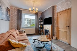 Cette maison rénovée est proposée à la vente dans un endroit facilement accessible à Blankenberge. Néanmoins, la maison se trouve à une courte distance de divers commerces, écoles et principales routes d'accès. Les personnes à la recherche d'un bien immobilier tourné vers l'avenir apprécieront certainement la rénovation énergétique complète, y compris les panneaux solaires et la climatisation.La disposition de la maison est la suivante :Rez-de-chaussée :- Hall d'entrée avec toilettes et accès au spacieux sous-sol - Salon et salle à manger lumineux - Cuisine installée au confort contemporain- Cour de ville confortable avec une bonne orientation- Local de rangement avec buanderie et nombreux placards intégrés1er étage :- Hall de nuit- 3 chambres- Salle de bain2e étage :- Chambre très spacieuse avec possibilité de diviser en deux chambres et une salle de bain supplémentaireGrâce à la rénovation, vous pouvez profiter d'une maison prête à emménager avec une consommation d'énergie favorable. Envisagez-vous d'acheter à Blankenberge ? Alors cette maison avec ses options d'agrandissement est un succès absolu. L'alliance du confort, de l'accessibilité et de la finition fait de cette vente une belle opportunité. N'hésitez pas et planifiez votre visite dans cette maison à Blankenberge, à vendre pour ceux qui se décident rapidement.