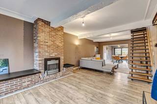 <p>Voor meer info of een bezoek, bel 053 59 49 33 - Op een strategische locatie in <strong>Aalst</strong> bevindt zich deze instapklare woning met <strong>3 slaapkamers</strong>. Deze woning heeft een zeer <strong>ruime leefruimte</strong> die voorzien is van <strong>veel lichtinval</strong>. Via de leefruimte betreden we het <strong>gezellige terras</strong> met aansluitend de tuin die voorzien is van een tuinhuis. Verder is de tuin ook <strong>zuidwestgericht</strong>. Verder is de keuken ook <strong>volledig geïnstalleerd. </strong>Er is ook een <strong>inpandige garage</strong> voorzien en <strong>extra parkeerplaatsen</strong> op de oprit. Op de <strong>eerste verdieping</strong> vinden we <strong>2</strong> <strong>slaapkamers</strong> terug alsook de <strong>badkamer</strong> die voorzien is van een <strong>ligbad en een toilet</strong>. Via een vaste trap betreden we <strong>de zolder</strong> die voorzien is van <strong>1 slaapkamer</strong> en <strong>geïsoleerd</strong> is. Verder is de <strong>beglazing recent vernieuwd</strong> alsook de <strong>gasbrander</strong> is recent vernieuwd. <strong>EPC (B) - 10 Zonnepanelen - Uitstekende ligging</strong></p>