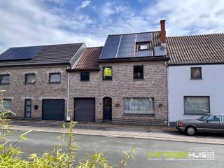 In Denderleeuw bevindt zich deze ruime, te renoveren gezinswoning met inpandige garage en terras op 1a20ca. Deze woning heeft een zeer gunstige ligging. Op wandelafstand van openbaar vervoer (treinstation Denderleeuw) en in de nabijheid van winkels, scholen en belangrijke verbindingswegen naar Brussel, Gent en Aalst. De woning beschikt over een bebouwde oppervlakte van maar liefst 264m² en heeft een praktische indeling. Op het gelijkvloers heeft de woning een inkomhal met een ruime, lichtrijke leefruimte, een ingerichte keuken met toestellen, een badkamer met douche en toilet, een inpandige garage en een veranda met terras. Verder zijn er 3 grote slaapkamers op het 1<sup>ste</sup> en 2<sup>de</sup> verdiep, een kelder en een bergingszolder boven de garage. Daarnaast zijn er zonnepanelen aanwezig en werd de woning voorzien van dubbele beglazing en decentrale verwarming (kachels) op aardgas en hout. Achteraan geniet de woning van een terras met een aangename, groene buitenomgeving. De achterliggende grond maakt echter geen deel uit van de verkoop. Deze woning biedt een uitstekende basis voor wie op zoek is naar ruimte en de mogelijkheid om een woning volledig naar eigen smaak te renoveren. Bent u op zoek naar een ruime woning met inpandige garage, een centrale ligging en tal van mogelijkheden om uw eigen woonwensen te realiseren? Dan is deze eigendom absoluut een bezoek waard. Contacteer ons voor meer informatie of een bezoek 054/69.68.67.