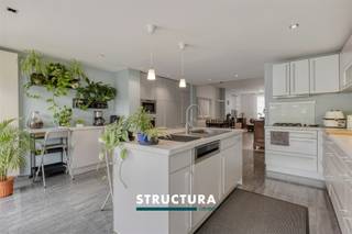 Op zoek naar een instapklare woning met ruimte voor het hele gezin? Deze volledig gerenoveerde woning biedt een aangename combinatie van comfort, licht en functionaliteit. De open leefruimtes, vier slaapkamers, twee badkamers en de gezellige tuin zorgen voor een bijzonder praktische woonindeling. Bovendien werd het dak in 2024 volledig vernieuwd, inclusief nieuwe Velux-ramen. Dankzij het EPC-label B, de conforme elektriciteit en de rustige ligging met vlotte bereikbaarheid geniet u hier van comfortabel en energiezuinig wonen.Indeling- Gelijkvloers: inkomhal met gastentoilet, gezellige leefruimte, eetplaats en open, volledig geïnstalleerde keuken met grote raampartijen en rechtstreekse toegang tot het terras en de tuin.- Eerste verdieping: twee slaapkamers en een badkamer.- Tweede verdieping: twee slaapkamers, waarvan één met mezzanine, en een tweede badkamer.- Kelder- Exterieur: aangename tuin met terras.Karakteristieken- Volledig gerenoveerd en instapklaar- 4 slaapkamers en 2 badkamers- 3 toiletten- Dak vernieuwd + nieuwe veluxramen in 2024- EPC B – energiezuinig- Elektriciteit conform- Goede bereikbaarheid- Vrij bij akteEen complete en instapklare gezinswoning waar ruimte, energiezuinigheid en wooncomfort mooi samenkomen. Dankzij de vier slaapkamers, twee badkamers en aangename tuin biedt deze woning alle troeven voor wie op zoek is naar een comfortabele thuis op een rustige én goed bereikbare locatie.Interesse? Contacteer Structura voor meer informatie of een bezoek ter plaatse via 02 460 80 46 of info@structura.be