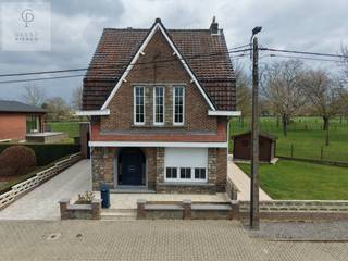 Deze gezellige woonst, gelegen in het rustige en charmante Neerhespen, een deelgemeente van Linter, is er eentje die je absoluut gezien moet...