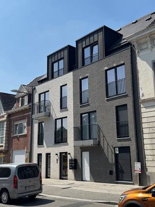 verhuurd appartement als ideale investering ! dit mooie appartement is voorzien van eigen zonnepanelen en geothermische warmtepomp, vloerverwarming en vloerkoeling, mooie ceramische parketvloer, leefruimte met terras en met prachtige open keuken composiet, alle toestellen, badkamer, 2 slaapkamers, lift, berging, ventilatie D, geschilderd, verlichting, carport met berging is inbegrepen in de koopsom, verhuurd voor 950 euro per maand, zeer veilige investering. let op ook investeerders kopen hier aan 6 % BTW voor een splinternieuw appartement ! we hebben zo nog 2 identieke appartementen te koop !