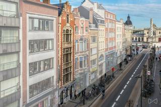 Located on Bondgenotenlaan, just 100 metres from the train station, we are pleased to offer this beautiful studio in a prime location in Leuven. Behind the magnificent 1916 façade lies this characterful studio, quietly situated at the rear of the building on the second floor.<br /><br />The studio was fully renovated in 2024 with respect for its authentic features. High ceilings, charming interior doors and warm wooden floors create a unique combination of contemporary comfort and historic charm.<br /><br />With a living area of 37 m², the studio offers a pleasant living space with kitchenette and a particularly spacious bathroom equipped with a double washbasin, bathtub and shower. The studio features a practical built-in cabinet with a double fold-away bed, a smart and stylish solution that optimizes the available space.<br /><br />A major asset is the spacious rear terrace, the perfect place to relax in peace on a warm summer day.<br /><br />Thanks to its exceptional location, recent renovation and characterful setting, this studio represents an excellent opportunity, both for private occupancy and as an investment.