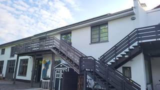 <p><span>Dit gerenoveerde appartement bevindt zich op een centrale ligging in Vichte. U bevindt zich op een steenworp van een supermarkt, apotheek, slager, bakker,.... Ook de E17 is bijzonder goed bereikbaar. </span></p><p><span>De indeling van het appartement is als volgt: inkom met berging, ruime living met open keuken, slaapkamer, badkamer met bad, wasplaats, apart toilet. Er is ook een gezellig terras. Bij dit appartement horen 2 parkeerplaatsen. </span></p>