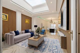 In het hart van Sint-Niklaas, op de Antwerpse Steenweg, bevindt zich deze uitzonderlijk ruime en volledig gerenoveerde gezinswoning. Met een bewoonbare oppervlakte van circa 200 m² en een perceel van meer dan 350 m² biedt deze woning een combinatie van ruimte, comfort en een centrale ligging.<br />De woning beschikt over een zeer grote leefruimte met aangename lichtinval en voldoende plaats voor een volwaardige zit- en eethoek. Aansluitend bevindt zich de riante, volledig uitgeruste keuken met alle nodige voorzieningen. Ideaal voor gezinnen die belang hechten aan leefcomfort en functionaliteit.<br />Er zijn drie bijzonder ruime slaapkamers en twee comfortabele badkamers, wat zorgt voor een vlotte gezinsorganisatie of de mogelijkheid tot werken aan huis. De betonnen structuur onderstreept de degelijkheid van de woning. Dankzij de volledige renovatie is het pand instapklaar.<br />Achteraan bevindt zich een opvallend ruime tuin, een zeldzaamheid voor een centrumligging als deze. De woning is uitgerust met PVC-ramen met HR-dubbele beglazing en centrale verwarming op aardgas. Met een EPC-score D geldt er geen renovatieplicht.<br />Winkels, scholen, station en belangrijke invalswegen bevinden zich in de directe omgeving, wat deze woning tot een bijzonder interessante opportuniteit maakt. Bel ons nu voor een afspraak op het nummer: 052/46.38.03 en wie weet tot binnenkort!