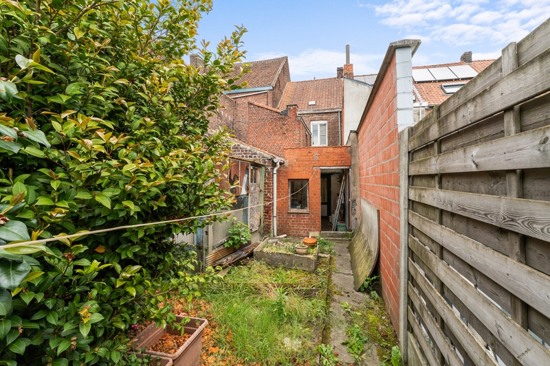 Roeselare-stadsrand.  Te renoveren ruime stevige rijwoning met 3-4 slaapkamers op een mooi perceel van 263m2.  Ideaal voor doe-het-zelver en renoveerder/investeerder. - foto 4