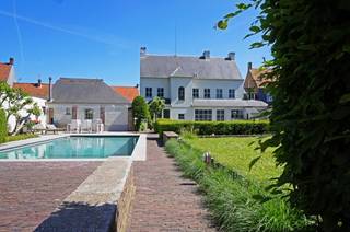 Ontdek deze prachtige, karaktervolle villa, gelegen op een uitzonderlijk perceel omringd door groen en rust 🌳✨. Een echte blikvanger in het...