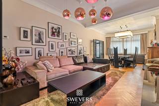 Interesse? Meer informatie op www.SWEVERS.be. - Deze uitzonderlijk ruime en volledig gerenoveerde stadswoning bevindt zich in het centrum van Hasselt, op wandelafstand van winkels, scholen en openbaar vervoer. De woning (bouwjaar 1930) werd tussen 2020 en 2023 totaal gerenoveerd met kwalitatieve en duurzame materialen en biedt een bewoonbare oppervlakte van maar liefst 280 m².<br /><br />Op het gelijkvloers bevinden zich een lichtrijke leefruimte, een ruime vernieuwde keuken met plaats voor een grote eettafel en toegang tot een westgericht terras. De woning is volledig onderkelderd (46,5 m²). Op de eerste en tweede verdieping zijn er vier volwaardige slaapkamers, waaronder een zeer ruime master bedroom met dressing. De luxueuze badkamer op de zolderverdieping beschikt over een tweepersoonsbad met bubbelfunctie, verlichting en luidsprekers.<br /><br />Uniek is de extra, volledig uitgeruste keuken op de bovenste verdieping met toegang tot een groot terras, wat mogelijkheden biedt voor co-housing, een praktijkruimte of aparte leefunit. In totaal zijn er drie westgerichte terrassen en een jacuzzi, wat zorgt voor een bijzondere stadstuinbeleving.<br /><br />De woning is asbestveilig, beschikt over conforme elektriciteit, vernieuwde ramen met HR-glas, een vernieuwde verwarmingsinstallatie en een warmtepompboiler. Met EPC-label C is ze energiezuinig. Een vrijstaande garage is een grote troef in het centrum. Kortom, een instapklare, luxueuze en centraal gelegen woning die ruimte, comfort en veelzijdigheid combineert. Bel ons vandaag nog voor een persoonlijke rondleiding. Wij van Swevers Real Estate helpen je maar al te graag verder. tel. 011 255 155. Bron bewoonbare oppervlakte: EPC-verslag.
