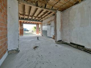 Welkom in deze woning gelegen in de Amersveldestraat 193 te Kortemark, een unieke opportuniteit voor wie op zoek is naar een project dat volledig naar eigen smaak en wensen kan worden afgewerkt.<br /><br />De woning bevindt zich momenteel in ruwbouwstaat, wat u de vrijheid geeft om de indeling, afwerking en technieken volledig zelf te bepalen. Dankzij de reeds aanwezige structuur en volumes beschikt deze eigendom over een uitstekende basis.<br /><br />De woning verwelkomt u in de inkomhal met ruim gastentoilet. Verder is er een ruime open zone die perfect kan worden ingericht als leefruimte, eetplaats en keuken. Aansluitend aan de keuken is er een praktische bergruimte/wasplaats voorzien. Verder beschikt de woning over een extra gelijkvloerse kamer die ideaal kan dienen als bureau of slaapkamer.<br /><br />De eerste verdieping biedt plaats voor drie volwaardige slaapkamers en een badkamer, waardoor deze woning perfect geschikt is voor gezinnen of wie nood heeft aan extra ruimte.<br /><br />Buiten geniet u van een aangename tuin en voldoende parkeermogelijkheden. De rustige, landelijke ligging zorgt voor een aangenaam woonklimaat, met een vlotte bereikbaarheid naar het centrum van Kortemark en omliggende gemeenten.<br /><br />De vermelde prijs is een richtprijs; elk bod, zowel hoger als lager, wordt voorgelegd aan de eigenaar, die zich het recht voorbehoudt dit te aanvaarden of te weigeren.<br /><br />Neem voorsprong met een vrijblijvende en gratis schatting van uw eigendom via:<br />www.residentievastgoed.be/gratisonlineschatten