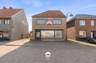 Gelegen in de Dorpsstraat in Peer, geniet dit ruime handelspand met woonst van een bijzonder centrale ligging. Dankzij de goede bereikbaarheid is...