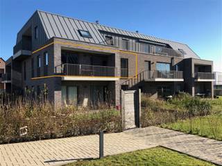 <p>Dit zeer lichtrijke, recente appartement is gelegen in residentie Ravensdal.</p><p>Het appartement is heel centraal gelegen: dichtbij winkels, scholen en met een snelle aansluiting naar de N60.<br />Het appartement, gelegen op de eerste verdieping, omvat een inkomhall, een mooie living met een luxe open keuken met alle toestellen (frigo, diepvries..).<br />Aansluitend bij de keuken heb je een berging. Ook nog een dubbele berging in de kelder.<br />Verder een apart toilet, een badkamer en 2 slaapkamers.</p><p>Het appartement is voorzien van armaturen en rolgordijnen.</p><p>In de kelder heb je een XL autostaanplaats.</p><p>Interesse?<br />Vraag uw bezoek aan via onze website www.immodhondt.be <br /> </p>