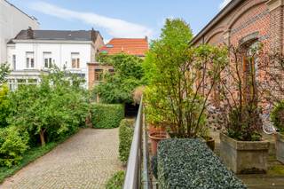<p>Located in a stately historic building, this exclusive loft offers an exceptional blend of character, space and contemporary comfort. The authentic architecture and serene inner courtyard create the perfect setting for a unique living experience where history and modern elegance come together seamlessly.</p>
<p>Take the lift to the first floor, where this one-of-a-kind apartment awaits you. High ceilings, quality wooden plank floors, large windows and cast-iron columns create a harmonious living space full of character and charm. Adjacent to the living area is the kitchen, thoughtfully designed and equipped to meet modern-day comfort standards. The apartment further features a spacious bedroom (19 m²) and, of course, a bathroom fitted with a bathtub, shower and washbasin in a vanity unit.</p>
<p>As the icing on the cake, a generous terrace of no less than 13 m² completes the property – the perfect place to unwind and enjoy peace and tranquillity in the heart of the vibrant city.</p>
<p>Will you become the new owner of this stylish residence with a truly distinctive identity?</p>
<p>No more parking stress? Possibility to purchase a parking space for €25,000.00.</p>
<p>Monthly costs: €126.66 (including insurance, maintenance of the common areas, garden maintenance, lift, water and electricity for the common areas, syndic, etc.). The provision is charged quarterly with an annual settlement.</p>
<p>Technical details: EPC label B! Basement storage available, individual gas central heating via a condensing boiler, mainly high-efficiency wooden glazing. Lift available!</p>
<p>Urban planning information pending, soil certificate available. Asbestos-safe (but possibly not asbestos-free). The property is not located in a flood-risk zone (P- and G-score C). Renovation obligation does not apply.</p>