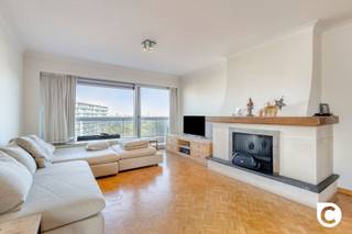 <p><span>Lichtrijk hoek-appartement met 3 slaapkamers en riante terrassen "with a view"!</span></p><p><span>Dit instapklaar appartement van maar liefst 129m² ligt op de 11</span><span><sup>de</sup></span><span> verdieping van een gebouw op het uiteinde van de gerenommeerde Fruithoflaan. Zodoende geniet u vanuit haast elke ruimte van een prachtig en groen uitzicht zonder enige inkijk. Op deze toplocatie zijn winkels, horeca, scholen, parken, sportfaciliteiten, openbaar vervoer en belangrijke invalswegen steeds vlakbij, net als het bruisende stadsleven. Het appartement werd doorheen de jaren grondig opgewaardeerd en heeft mede dankzij de recente HR ramen een zéér gunstig EPC (B/120). Kortom, een appartement waar authenticiteit en karakter hand in hand gaat met hedendaags comfort.</span></p><p><span> </span></p><p><span>Inkomhal, leefruimte & keuken:</span></p><p><span>U betreedt het appartement via de inkomhal met veiligheidsdeur, videofoon en grote ingemaakte kastenwand. De prachtige blokjesparket met sierlijst valt meteen in het oog en vindt u ook in de leefruimte terug. Met dank aan de hoekligging is de natuurlijke lichtinval in de woonkamer (ca.35m²) alomtegenwoordig en kijkt u uit op de magnifieke Antwerpse skyline. De recente keuken op XL-tegelvloer ligt aanpalend en is voorzien van een granieten werkblad en kwalitatieve toestellen (inductievuur, dampkap, oven, vaatwasser en koelkast). </span></p><p><span> </span></p><p><span>Nachthal, bergingen, wasruimte, toilet, badkamer & slaapkamers:</span></p><p><span>De nachthal, eveneens op parket, herbergt 2 praktische bergingen, een aparte wasruimte en een gastentoilet met handenwasser. De oogstrelende badkamer is geheel betegeld in marmer en omvat een ligbad/regendouche combinatie, dubbel wasmeubel, spiegelkast met ledverlichting, handdoekradiator en een extra toilet. Het appartement telt 3 volwaardige slaapkamers (ca. 10, 12,5 en 15m²) die allen aan de nog rustigere achterzijde liggen en rechtstreekse toegang bieden tot het terras.</span></p><p><span> </span></p><p><span>Terrassen & kelder:</span></p><p><span>Met een uitgestrekte terras aan de voorzijde (28,5m²) en een omvangrijk terras aan de achterzijde (15m²) kan u steeds in alle rust genieten van zon en schaduw, vergezeld van een feeëriek en groen uitzicht. Het is de perfecte plek om na een drukke werkdag even uit te blazen of gezellig te aperitieven, gevolgd door een lekker diner. Een droge, privatieve kelderberging is inbegrepen. </span></p><p><span> </span></p><p><span>Extra troeven: </span></p><p><span>- Mobiscore: 9,2/10</span></p><p><span>- 129 m² cfr EPC</span></p><p><span>- Gunstig EPC 120/B</span></p><p><span>- HR ramen (ca. 2022)</span></p><p><span>- Instapklaar</span></p><p><span>- Terrassen (43,5m² met panoramisch uitzicht)</span></p><p><span>- Zonnepanelen GD</span></p><p><span>- Kelder</span></p><p><span> </span></p>