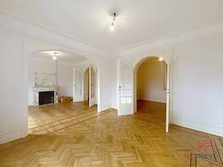 ETTERBEEK, langs de mooie Tervurenlaan, in een prachtig luxe gebouw in uitstekende staat, schitterend appartement met 2 slaapkamers.Op de 3e...