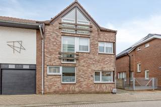 OPBRENGSTEIGENDOM - VOLLEDIG APPARTEMENTSGEBOUW BESTAANDE UIT 3 VERHUURDE APPARTEMENTEN TE BREE-CENTRUM!Dit appartementsgebouw bevindt zich in...