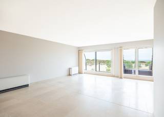 Appartement unique à louer avec une MAGNIFIQUE vue sur les dunes et la mer à Koksijde-Bad.<br /><br />Nous avons le plaisir de vous présenter cet appartement prêt à emménager, situé au deuxième étage d'une charmante résidence « Paola » dans la rue Gailly à Koksijde. Cet appartement bénéficie d’un emplacement EXCLUSIF, car ses terrasses offrent une MAGNIFIQUE vue sur les dunes et la mer. Ce bien prêt à emménager est parfait pour ceux qui recherchent le confort et un mode de vie tranquille, avec une surface habitable de 106 m² qui vous offre tout l’espace nécessaire pour en profiter pleinement. Son emplacement central vous permet d’avoir toutes les commodités à portée de main, tout en étant à proximité immédiate de la mer et des dunes.<br /><br /><br />L'appartement est divisé comme suit : vaste hall d'entrée avec vestiaire | pièce à vivre lumineuse donnant accès à 2 terrasses | cuisine entièrement équipée | débarras avec emplacement pour lave-linge | toilette séparée avec lavabo | salle d'eau avec douche et lavabo sous meuble | deux chambres à part entière donnant accès à une 3e terrasse ensoleillée | salle de bains avec baignoire, ensemble de douche, lavabo encastré et 2e toilette.<br /><br />La résidence dispose d’un local à vélos commun. Un box de garage fermé est INCLUS dans le prix.<br /><br />Vous recherchez un appartement spacieux et lumineux dans un environnement calme ? N’hésitez pas à nous contacter pour une visite et découvrez ce magnifique lieu de vie.