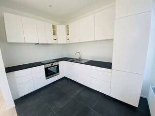 UKKEL – Wijk Molière/Churchill – Dicht bij winkels en openbaar vervoer, mooi appartement van ±63 m² op de 3e en laatste verdieping. Indeling: inkomhal, aangename woonkamer van ±20 m², volledig ingerichte open keuken, nachthal, 1 slaapkamer van ±13 m², doucheruimte met aansluiting voor wasmachine, apart toilet. Kelder. Verlichting en zonwering geïnstalleerd! Voorziening voor lasten: 50 €/maand (gemeenschappelijk). Beschikbaar vanaf 01/02/2025. EPC: G*. Afmetingen ter indicatie.