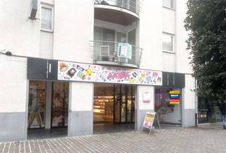 Instapklaar commercieel gelijkvloers te huur,  gelegen in het volle centrum van de stad. De Grote Markt, parkeergelegenheid en doorgaand verkeer bevinden zich op wandelafstand. Het gebouw dateert van 2001 en werd gebouwd met oog voor kwalitatieve materialen. <br />Het pand heeft een gelijkvloerse oppervlakte van ca. 280 m², bestaande uit een moderne winkel van ca. 180 m² + een bureelruimte (ca 6 m²), stockruimte (splitlevel), kitchenette en toilet. Geen gemeenschappelijke lasten. Geen syndicus. Onmiddellijk beschikbaar. De maandelijkse huurprijs bedraagt 2.950 euro + onroerende voorheffing. Gevelbreedte: ca. 9 m. Beschikbaar: onmiddellijk. <br />Benieuwd naar dit bedrijfsvastgoed te huur in het centrum van Aalst? <br />Contacteer 054 33 62 52 of info@immodelestre.be <br />Ons volledig aanbod www.immodelestre<br /><br />