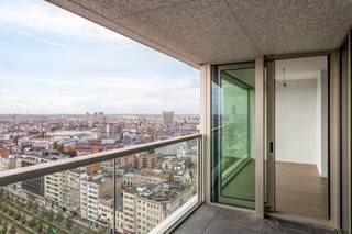 <p>Wonen met adembenemend zicht op dé locatie van Antwerpen? Dan is dit hoogwaardig afgewerkt éénslaapkamer appartement iets voor u!<br /><br />Indeling: <br />U betreedt het luxueus ingerichte appartement op de 18e verdieping via de inkomhal met separaat gastentoilet met handenwasser. Vanuit de hal bereikt u de uiterst lichte en zonnige leefruimte met prachtig zicht over de stad en de Schelde. <br /><br />De volledig ingerichte hoogwaardig afgewerkte keuken werd met oog voor detail afgewerkt en voorzien van de gebruikelijke toestellen. Vanuit de hal bereikt u de slaapkamer met douchebadkamer voorzien van wastafel. Bergruimte met aansluiting voor wasmachine en droogkast. Separate ruime 'kelder' berging op de gang met nummer 118.14.<br /><br />Gemeenschappelijke kosten 150 euro per maand inclusief provisie voor verwarming. <br /><br />Op een boogscheut van het station en het stadspark zal dit appartement met een uitzonderlijk uitzicht u zeker verleiden.<br /><br /></p>